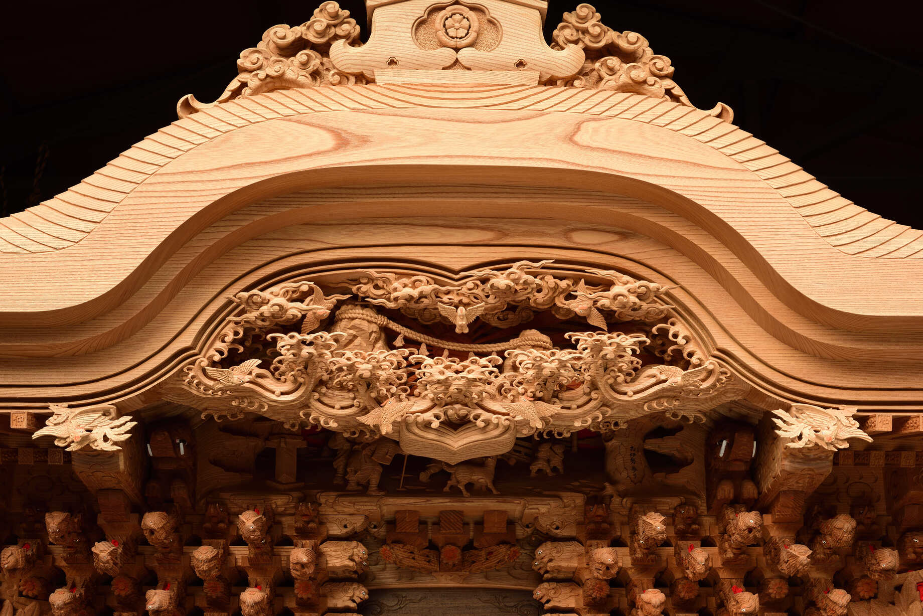 だんじり祭に向けて駒（車輪）の準備が進んでいます。 / Preparing the